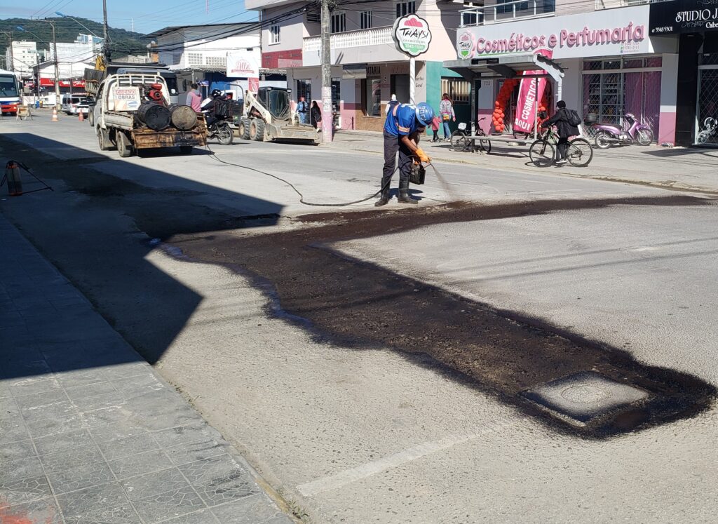 Recuperação de asfalto em andamento na rua Indaial
