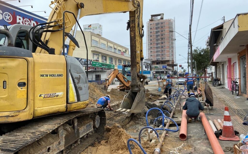 Máquinas escavando na rua Pedro Rangel