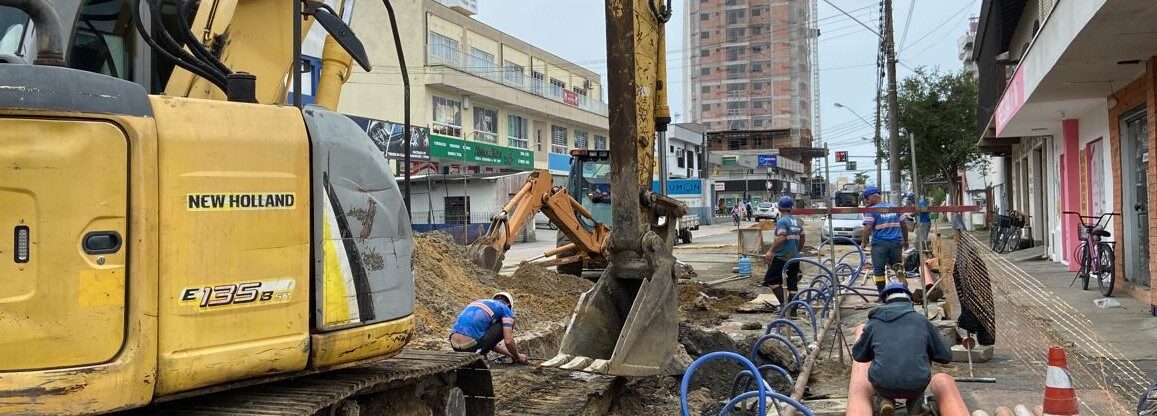 Máquinas escavando na rua Pedro Rangel